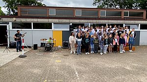 Gruppenbild der Viertklässler als Chor