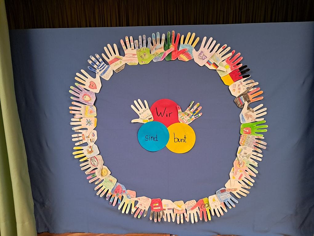 Auf dem Bild sieht man viele Hände, die bunt gestaltet sind: Jede Hand ist so individuell wie das Kind, das sie gemalt hat.