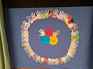 Auf dem Bild sieht man viele Hände, die bunt gestaltet sind: Jede Hand ist so individuell wie das Kind, das sie gemalt hat.